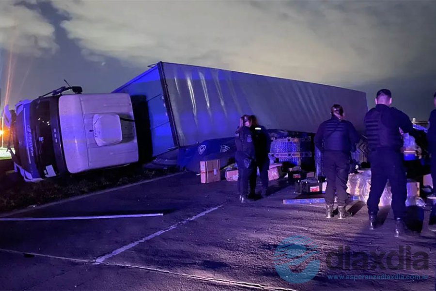 El camión volcado sobre Circunvalación Oeste