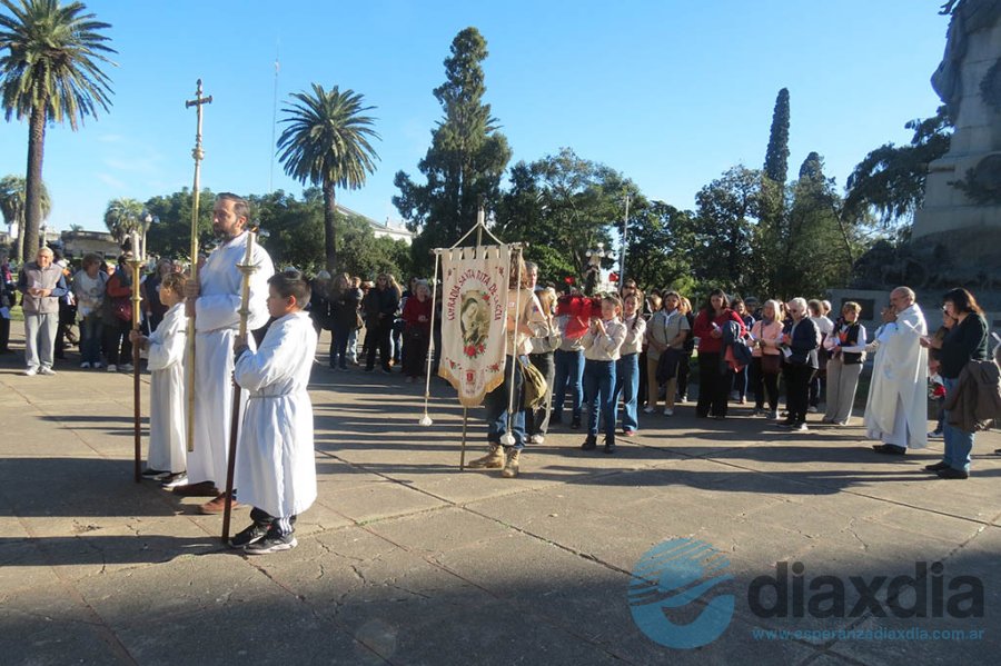 Comienzo de la procesión con la imagen de la virgen - RRSS Cofradía