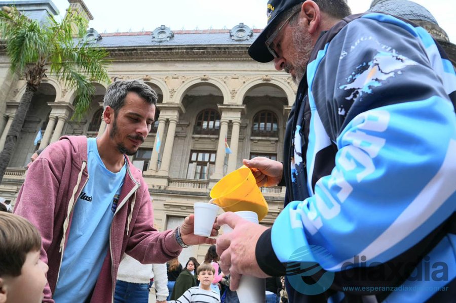 Ex combatientes fueron los encargados de repartir el chocolate caliente en la plaza de mayo en Santa Fe - Foto Prensa Gobernación