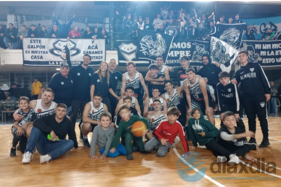 El festejo de Almagro tras la victoria en el Nido