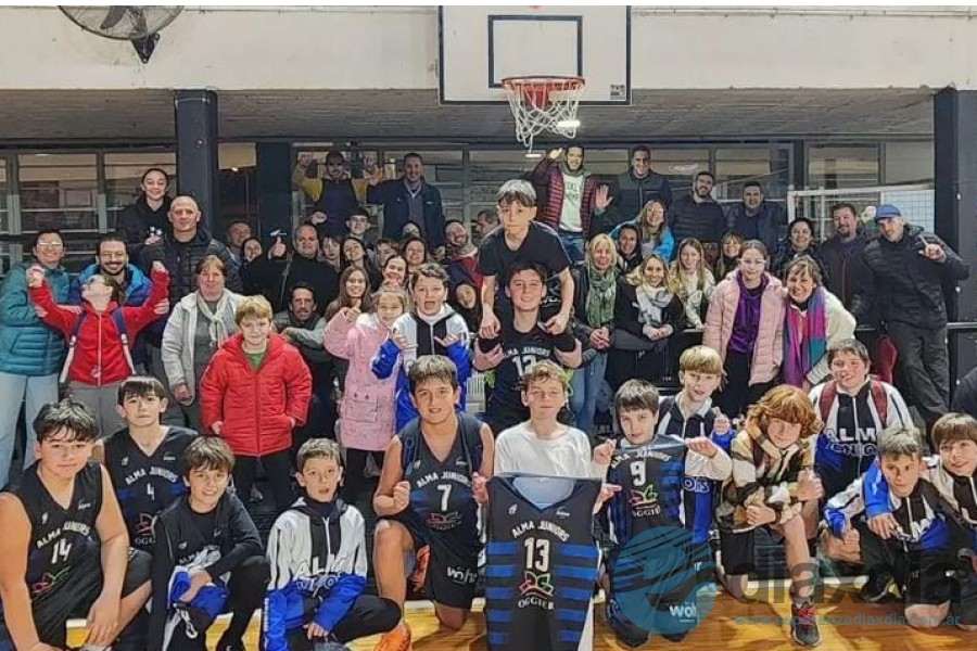 Jugadores y familiares del U13 en el festejo