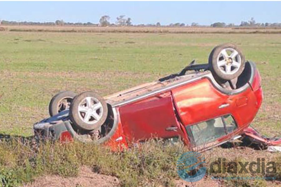 El automóvil volcado tras el choque El automóvil volcado tras el choque