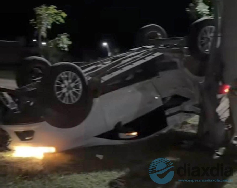 La camioneta volcada anoche - Foto @humanosdeesperanza3