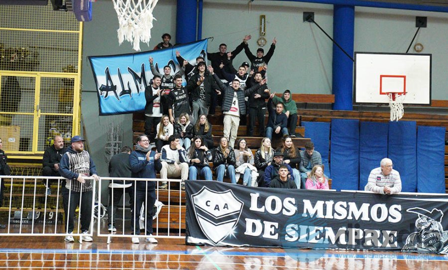 Los hinchas de Almagro que viajaron a Rosario - Foto Prensa Almagro