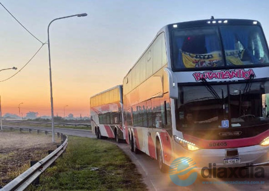 Los colectivos llegaron custodiados por la policía - URXI