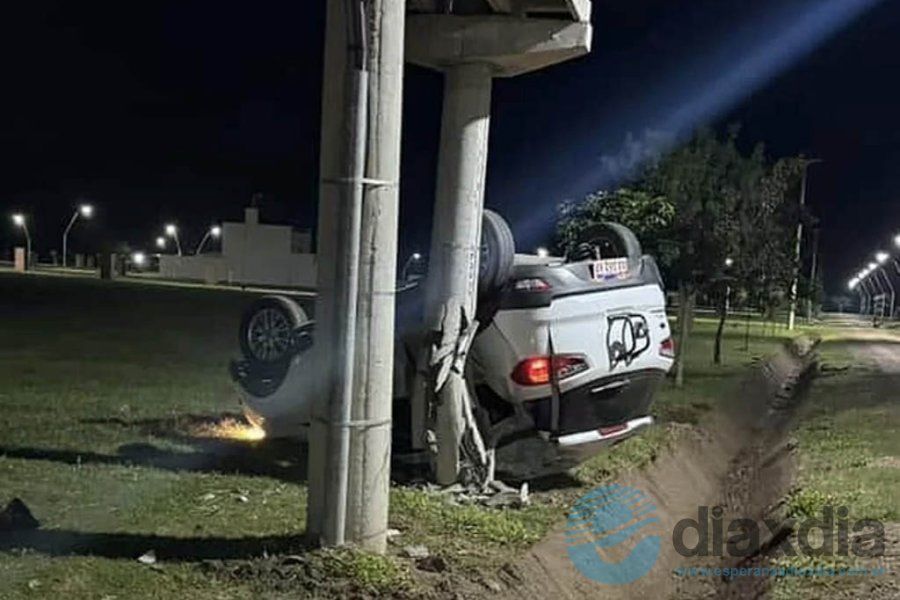 La camioneta volcada en barrio Norte La camioneta volcada en barrio Norte