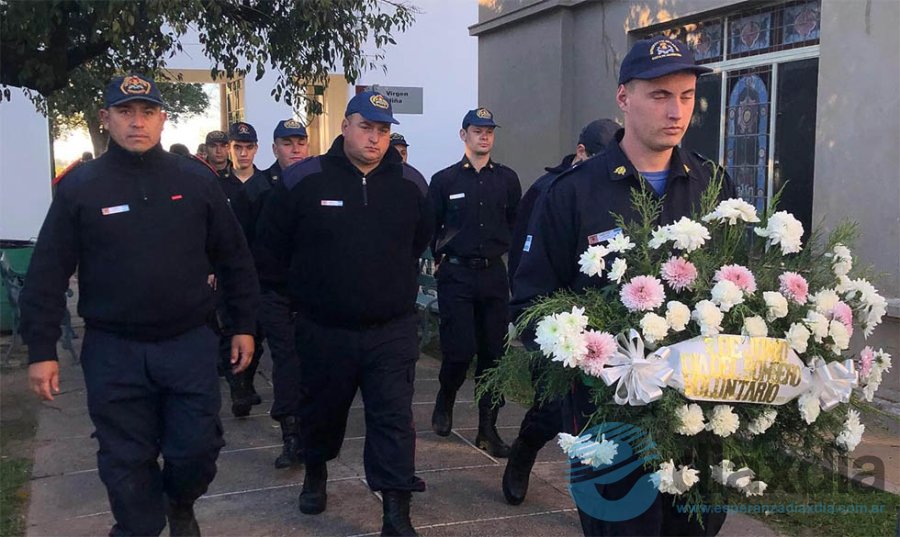Bomberos rumbo al cenotafio del Cementerio Municipal para rendir homenaje a sus colegas fallecidos - Foto RRSS Bomberos