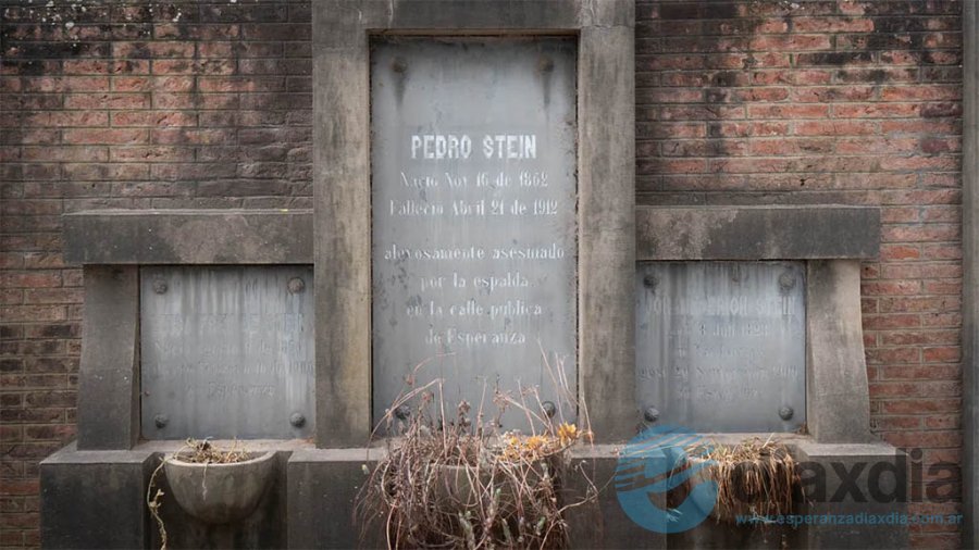 La tumba de Pedro Stein en el Cementerio de Esperanza y su epitafio: “alevosamente asesinado por la espalda en la calle pública de Esperanza” // Foto Aire de Santa Fe