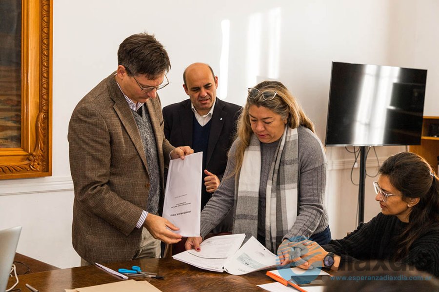 El tesorero del CICAE y el intendente en el acto El tesorero del CICAE y el intendente en el acto