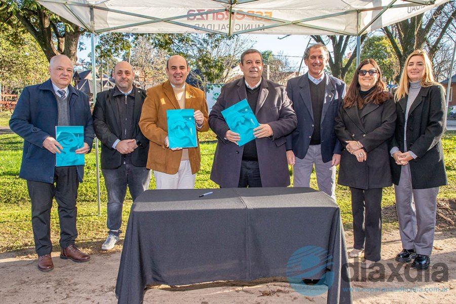Las autoridades firmantes del proyecto Las autoridades firmantes del proyecto