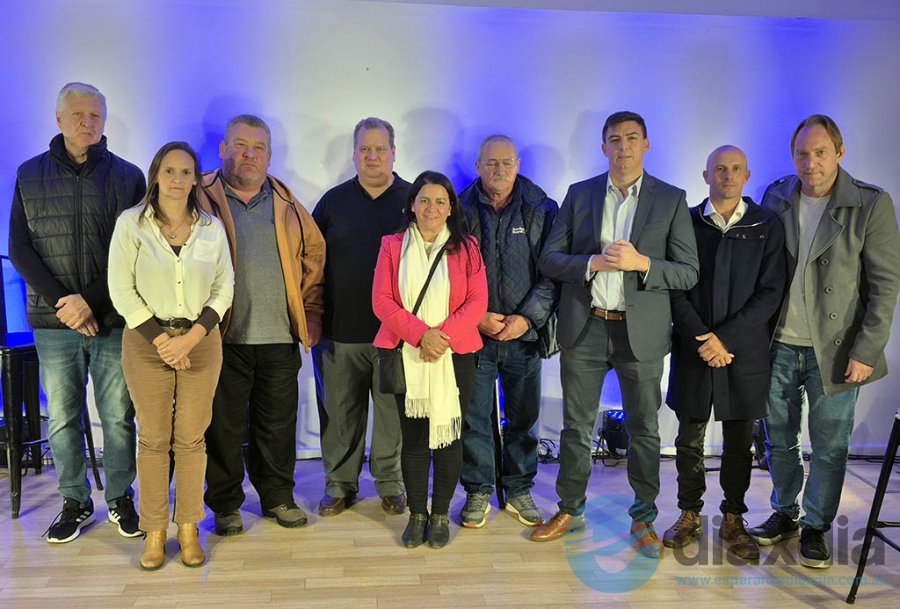 Candidatos, candidatas y representantes de las instituciones organizadoras del debate - Foto EDXD