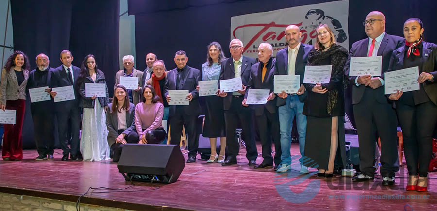 Las autoridades y los participantes del certamen de voces - Foto Prensa Municipalidad de Esperanza