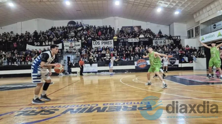 Gran marco de público y apasionante primera final en Esperanza - Foto Basquetboleando