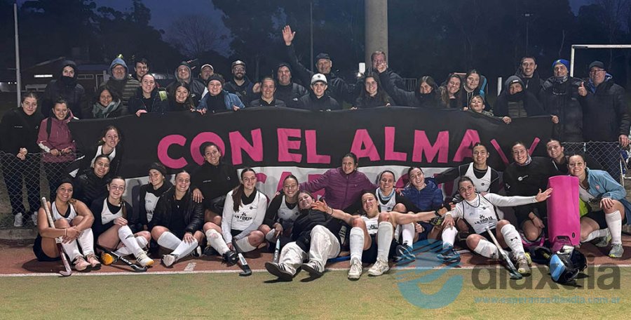 El festejo de la familia de Alma Juniors en la fría tarde entrerriana - Foto GV.
