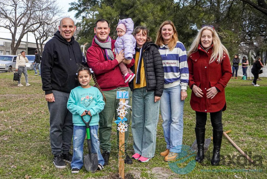 Autoridades con las familias - Foto Prensa Municipalidad Esperanza
