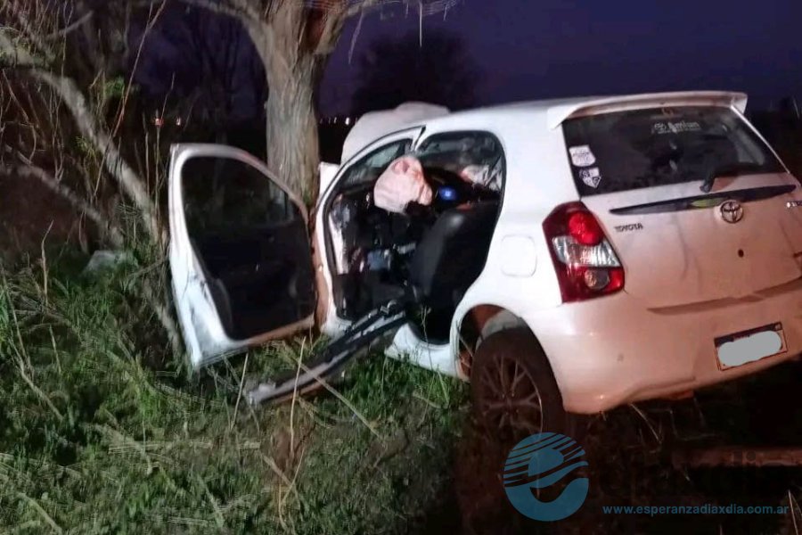 El automóvil impactó con un árbol El automóvil impactó con un árbol