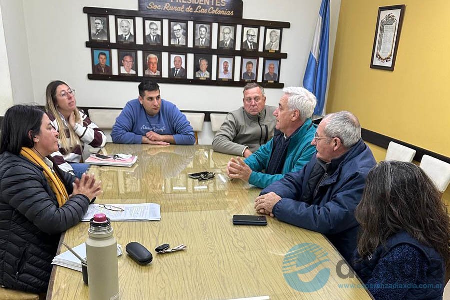 Andrea Martínez con integrantes de la Sociedad Rural Las Colonias - Foto RRSS.