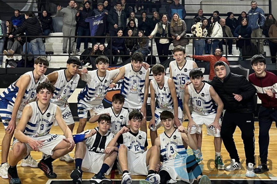 El equipo U15 de Alma Juniors y su festejo