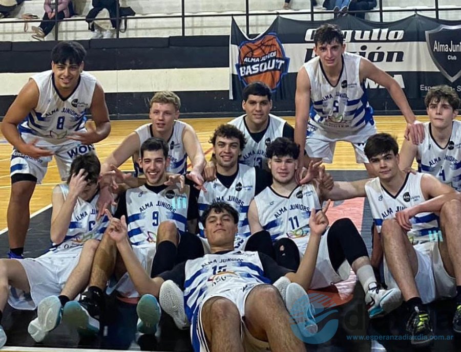 El festejo de los U21 de Alma Juniors tras vencer a Unión Santo Tomé - Foto Prensa Alma Juniors
