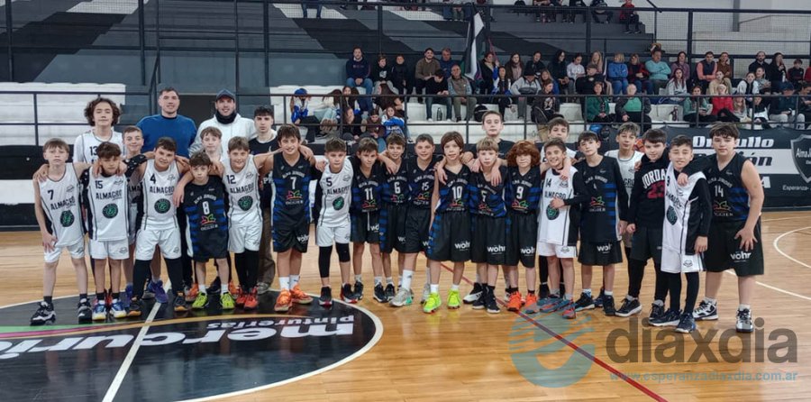 Los chicos de Almagro y Alma Juniors compartieron la foto antes de la final - Foto Prensa Almagro