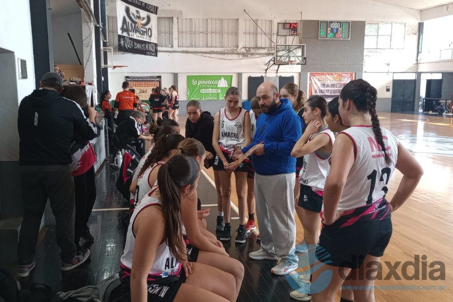 El equipo femenino U17 en una charla técnica El equipo femenino U17 en una charla técnica
