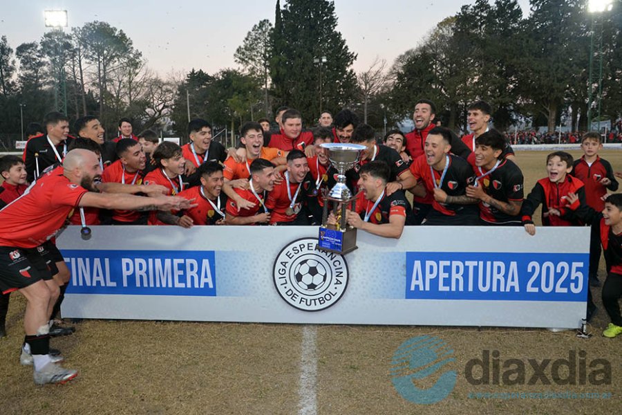 El festejo del campeón en Esperanza