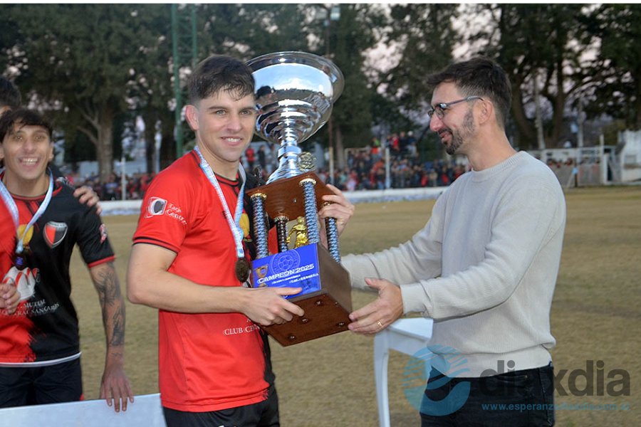 El capitán recibió la copa de campeón
