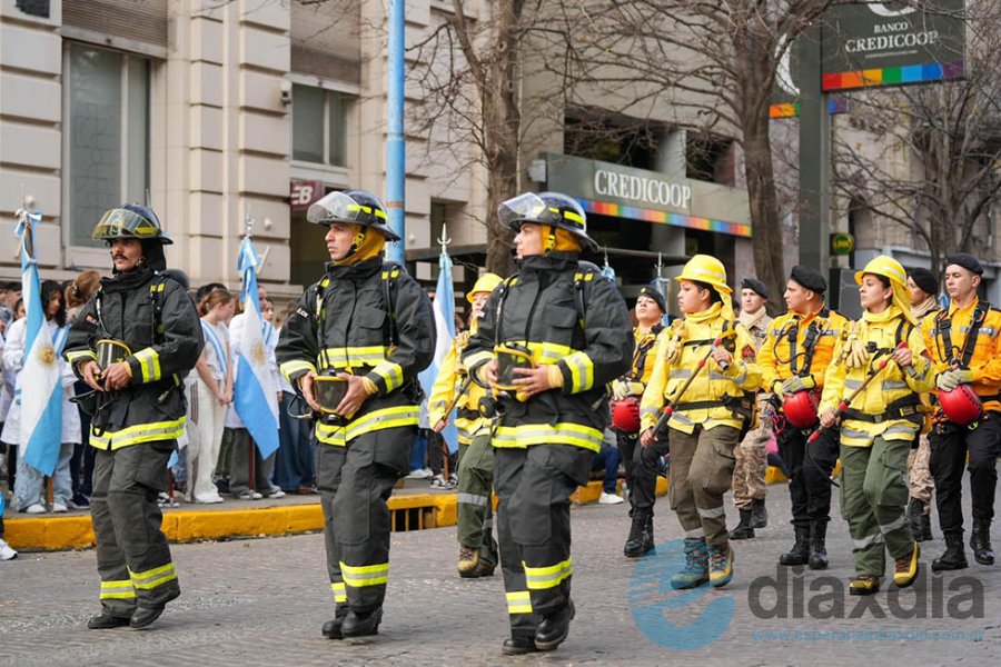 El desfile de fuerzas policiales y bomberos