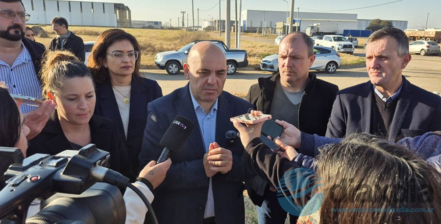 Las autoridades brindando información a la prensa