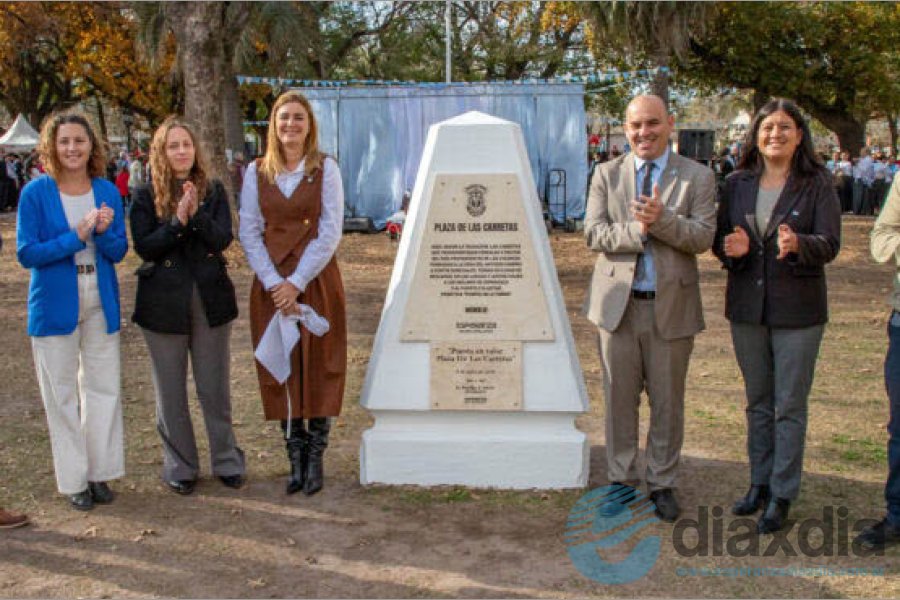 Las autoridades colocaron plaquetas por el acto