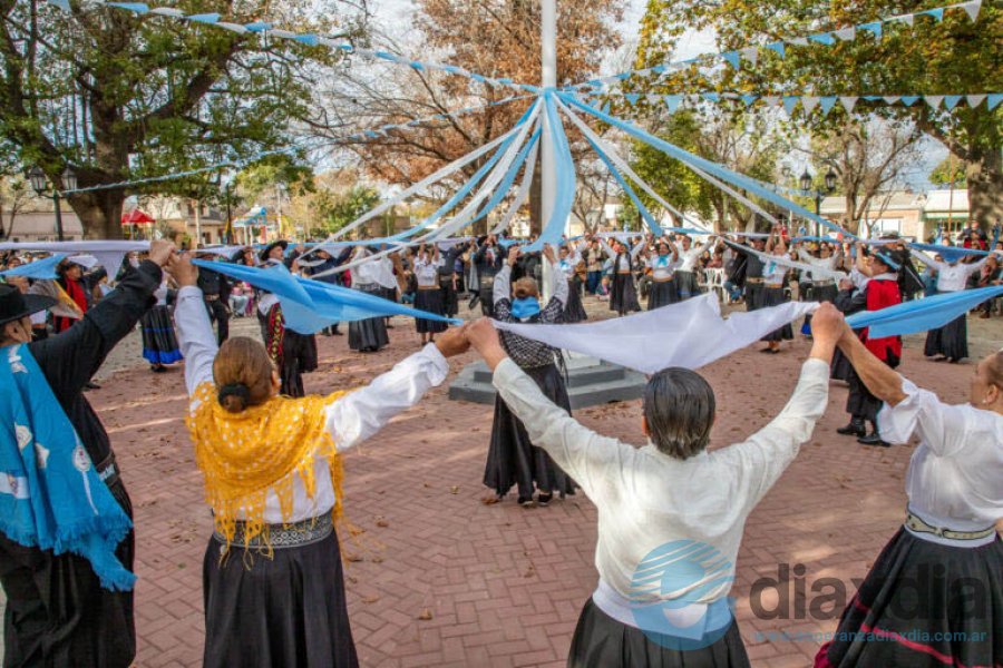 Bailes tradicionales en el centro de la plaza