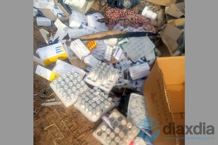 Remedios tirados en un camino rural