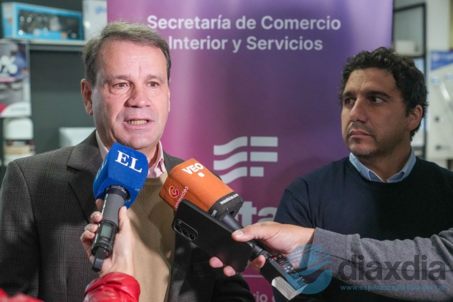 Funcionarios provinciales realizan el anuncio