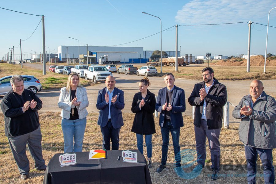 Las autoridades en el inicio de obras Las autoridades en el inicio de obras