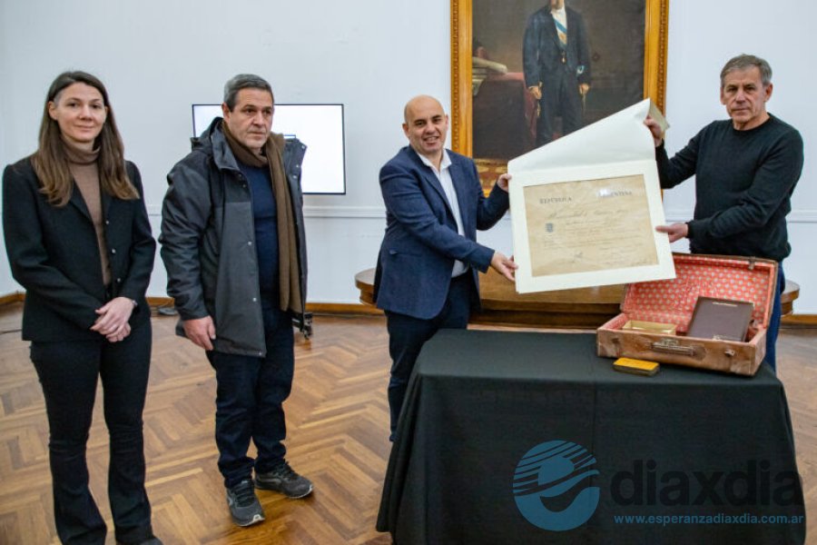 Müller recibe de Jatón y Maradona los elementos