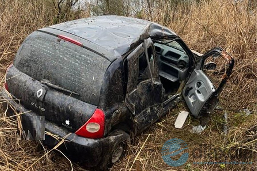 El automóvil volcado en la banquina de ruta 4