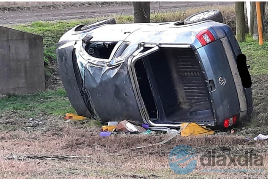 La camioneta volcada esta tarde La camioneta volcada esta tarde
