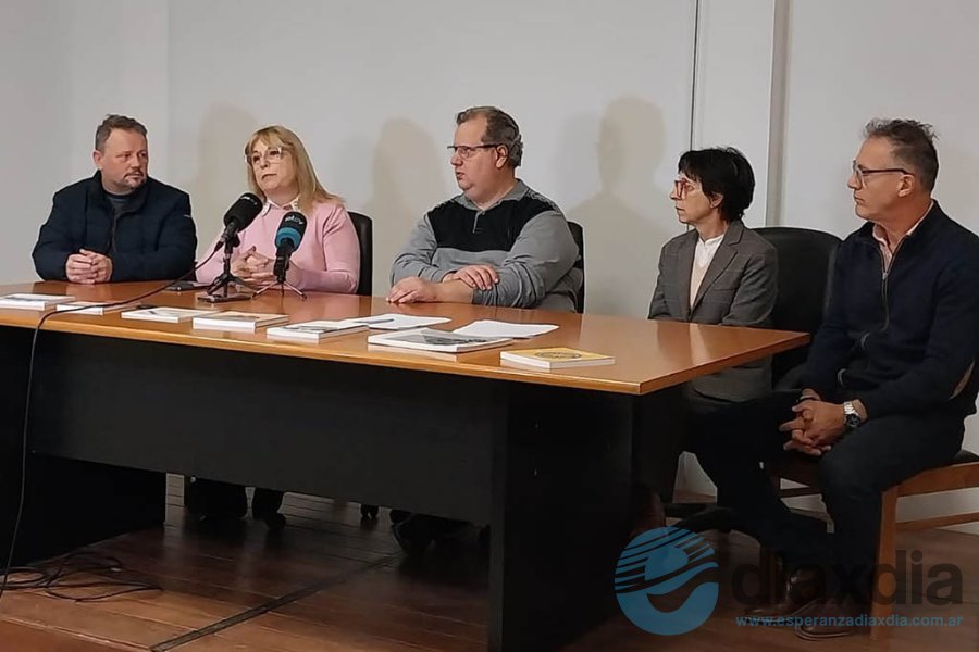 Representantes de las dos entidades ante la prensa Representantes de las dos entidades ante la prensa