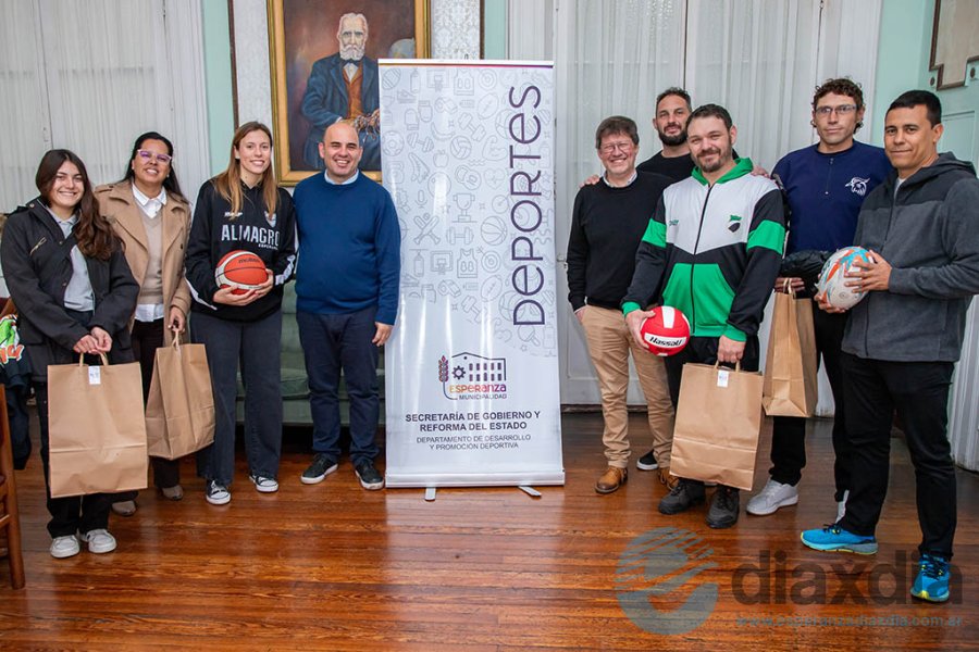 Los participantes del acto de entrega de elementos