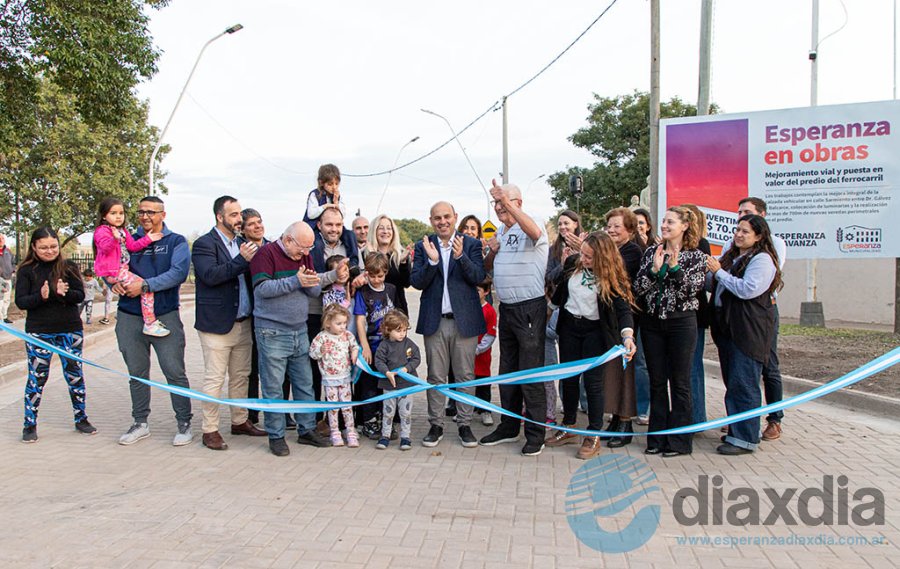 El corte de cintas al momento de habilitar la obra - Prensa Municipalidad de Esperanza