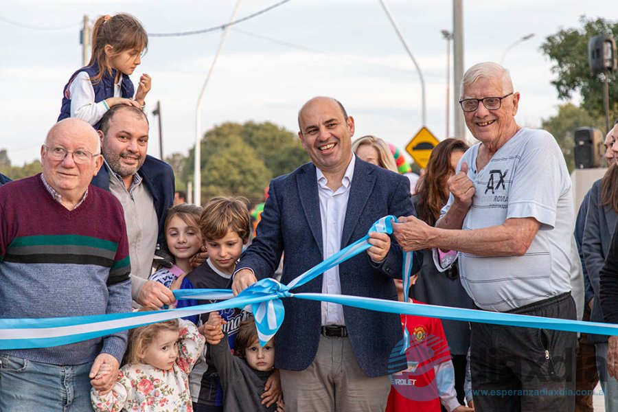 El intendente y los vecinos en la apertura El intendente y los vecinos en la apertura