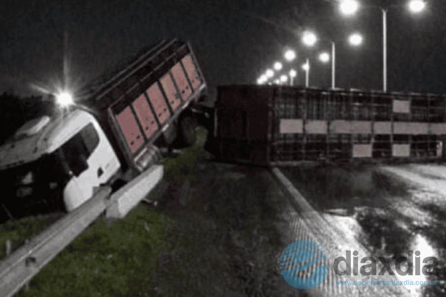 El accidente obligó al corte de la autopista