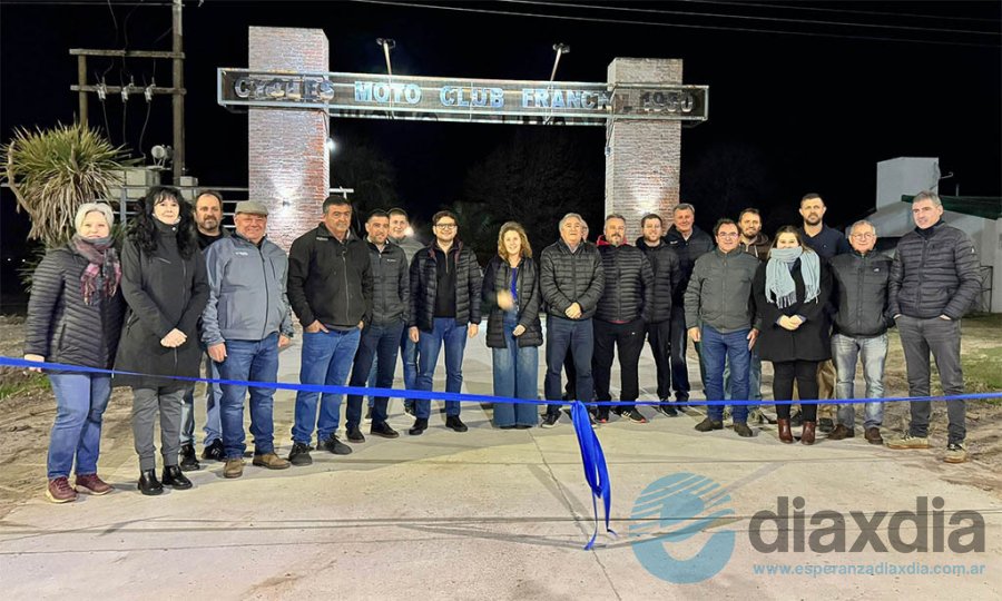 Las autoridades y los integrantes de la institución en el corte de cintas