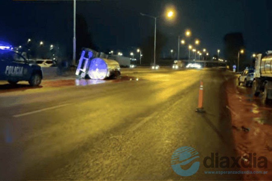 El acoplado volcado en Circunvalación de Rosario El acoplado volcado en Circunvalación de Rosario