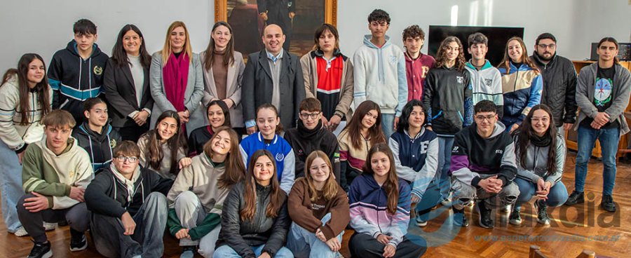 El intendente y los alumnos de la secundaria que tendrán a cargo las cantinas en plaza San Martín - Prensa Municipalidad