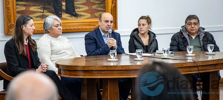 López, Colussi, Müller, Senn y Monti encabezaron el acto - Foto Prensa Municipalidad de Esperanza