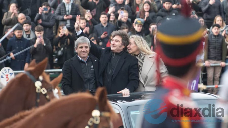 Javier Milei junto a Karina Milei y Luis Caputto ingresando a la muestra - Foto Infobae