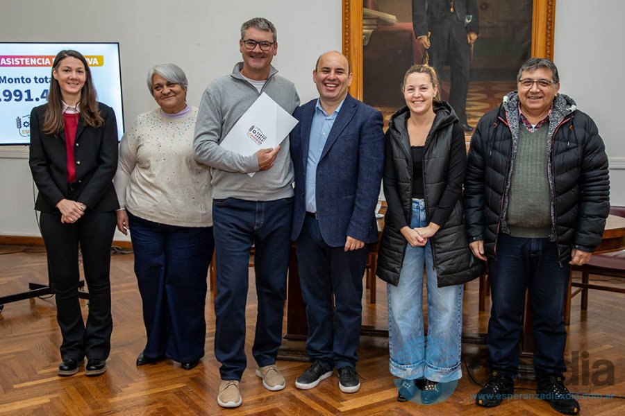 Una de las entrega de fondos FAE a escuelas Una de las entrega de fondos FAE a escuelas