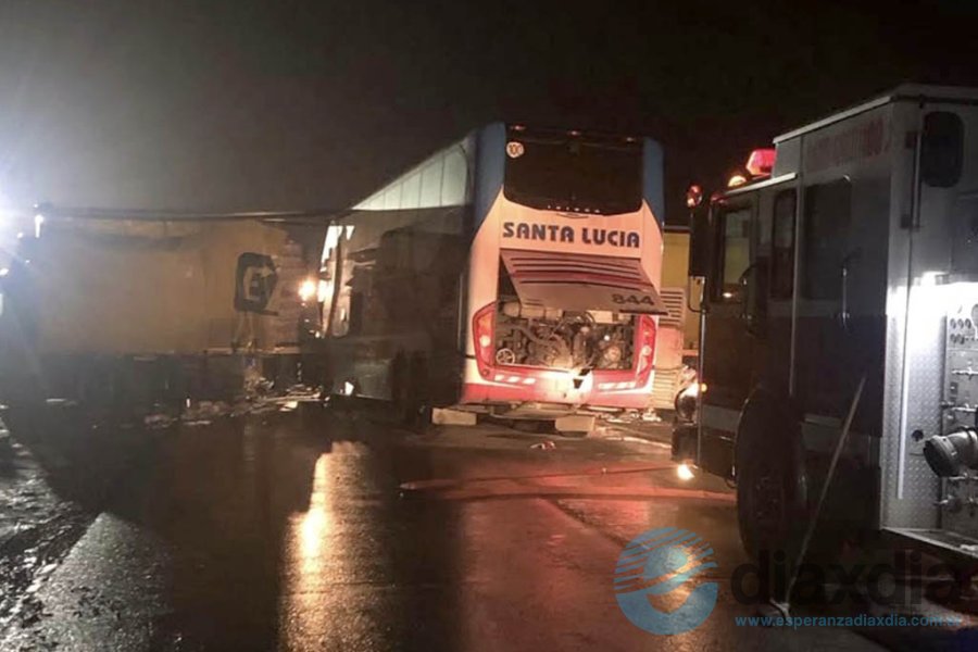 El choque entre un camión y un colectivo en RN11 El choque entre un camión y un colectivo en RN11