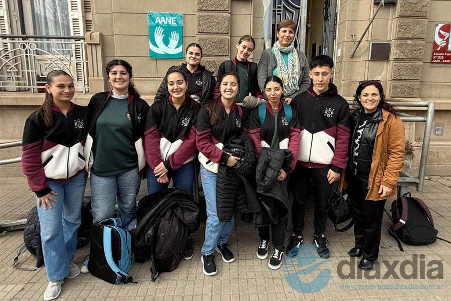 Los alumnos en la sede de AANE junto a directivos